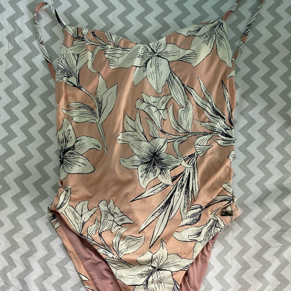 Roxy one piece - Picture 2 of 4